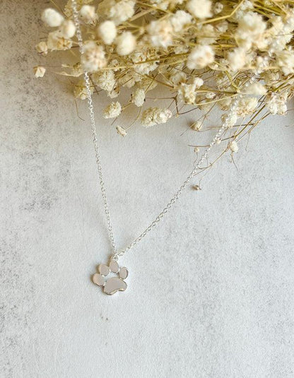 Elegante zilveren hanger met pootafdruk aan een ketting