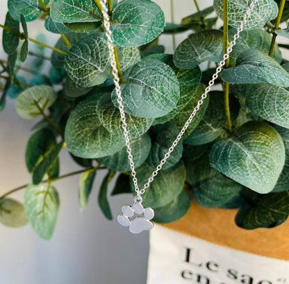 Elegante zilveren hanger met pootafdruk aan een ketting
