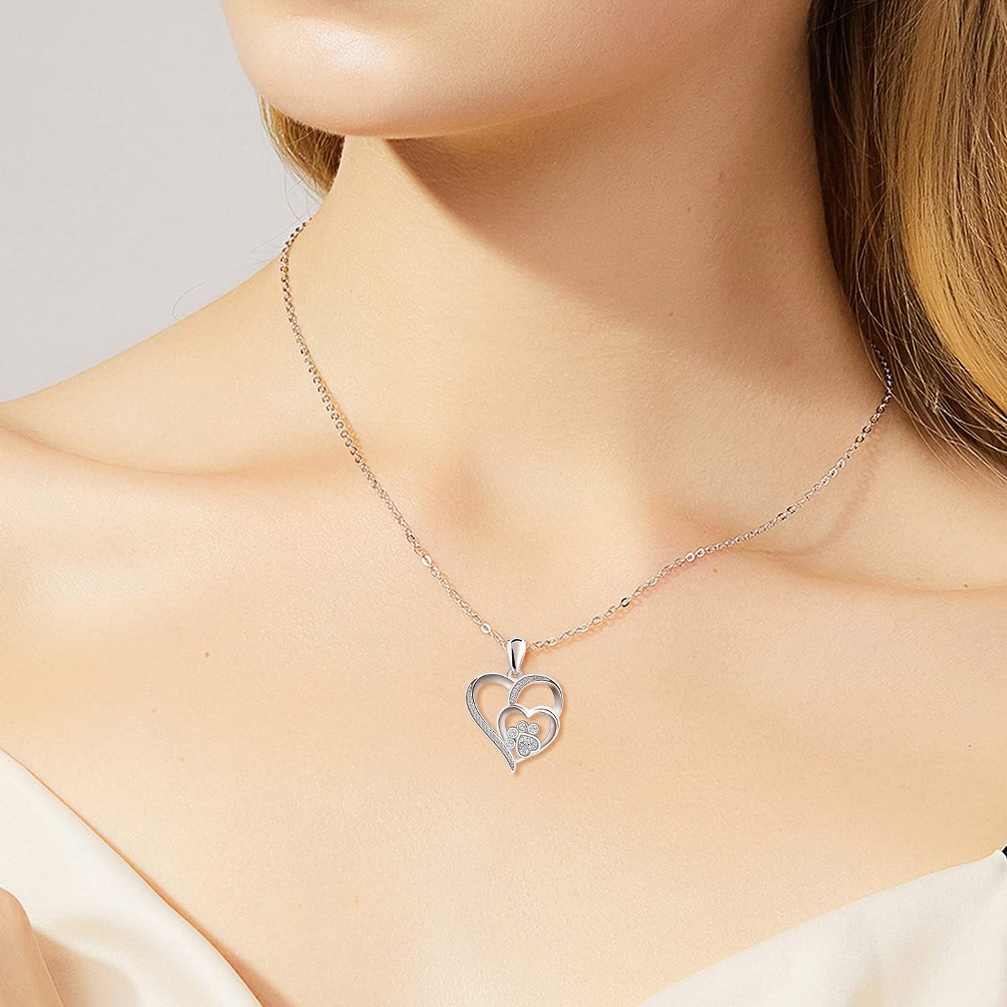 Sterling zilveren ketting met pootafdruk en hartje, bezet met zirkonia.