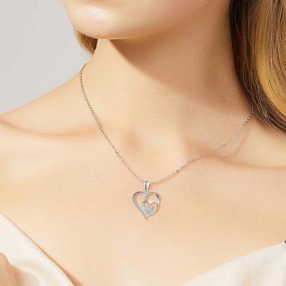 Sterling zilveren ketting met pootafdruk en hartje, bezet met zirkonia.