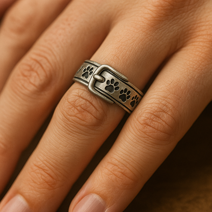 Een schattige en elegante halsbandring met hondenmotief.