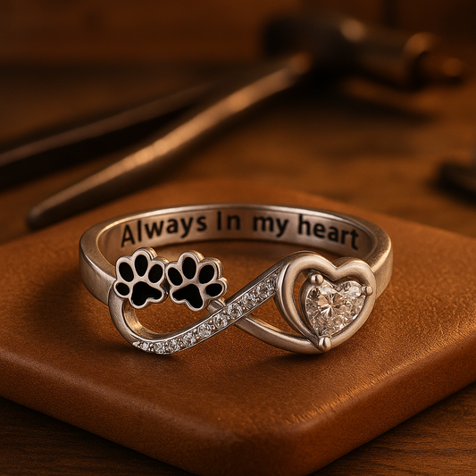 Ring met pootvormige zirkonia, hart- en oneindigheidssymbool.