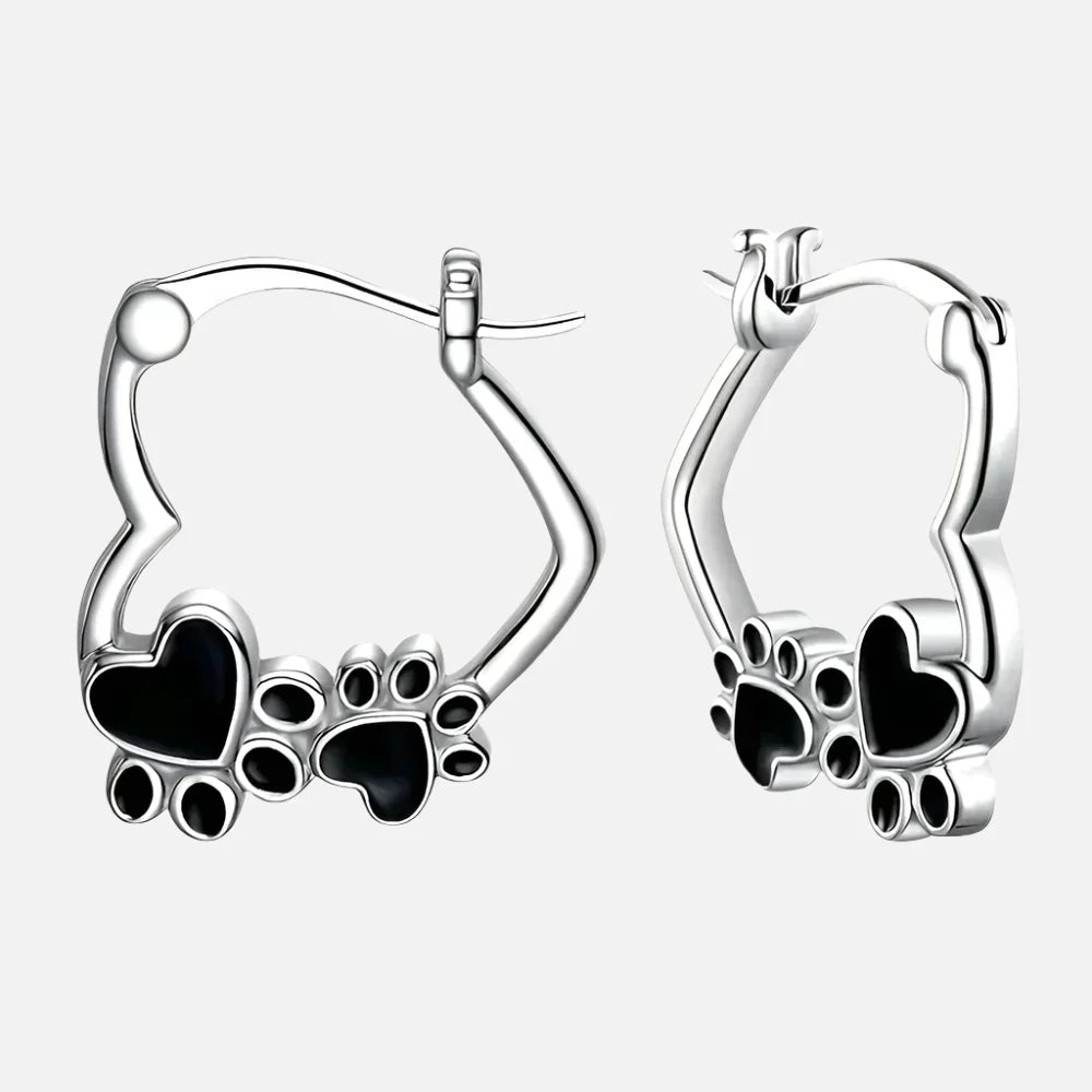 Huggie-oorbellen met hartje en zwart emaille.