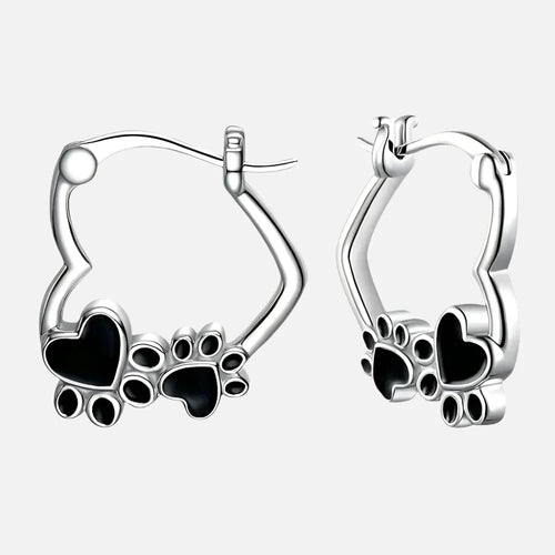 Huggie-oorbellen met hartje en zwart emaille.