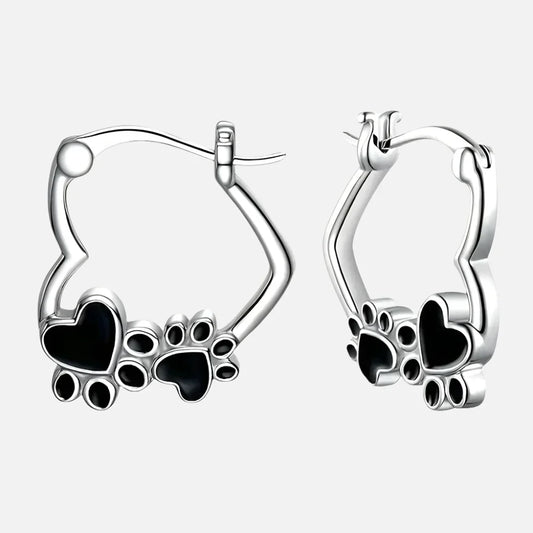 Huggie-oorbellen met hartje en zwart emaille.