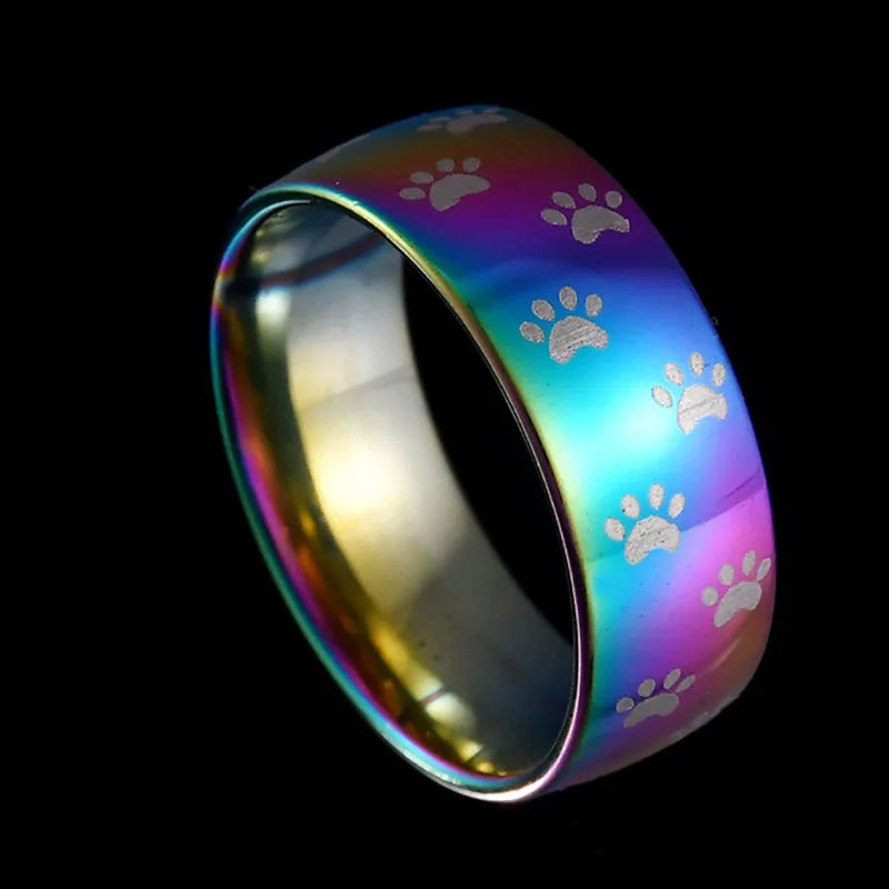 Handgemaakte regenboogkleurige roestvrijstalen ring met pootafdruk.