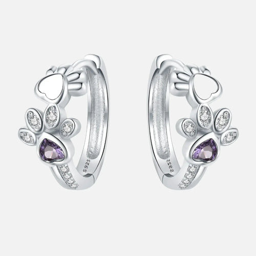 Oorbellen met pootafdruk in zilver met zirkonia en een hartvormige edelsteen.