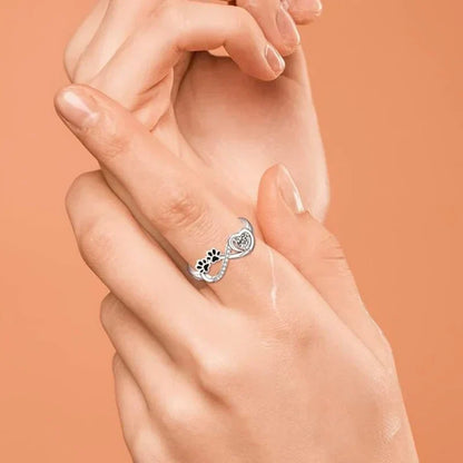 Ring met pootvormige zirkonia, hart- en oneindigheidssymbool.